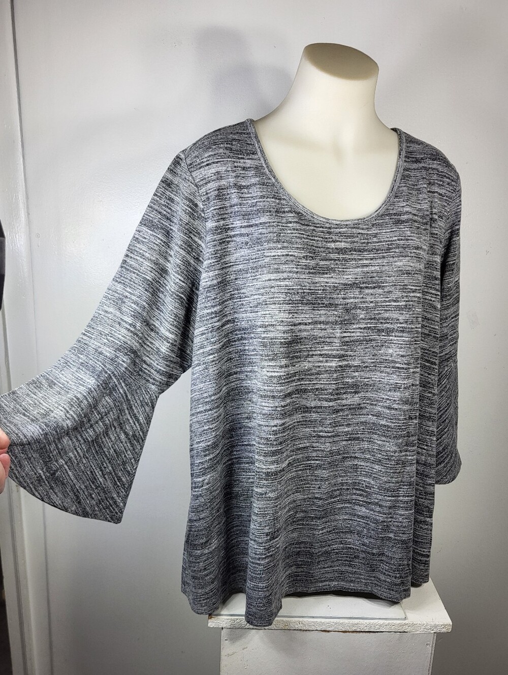 Cato Grey Bell Sleeve Top Sz 22/24W - Picture 3 of 8